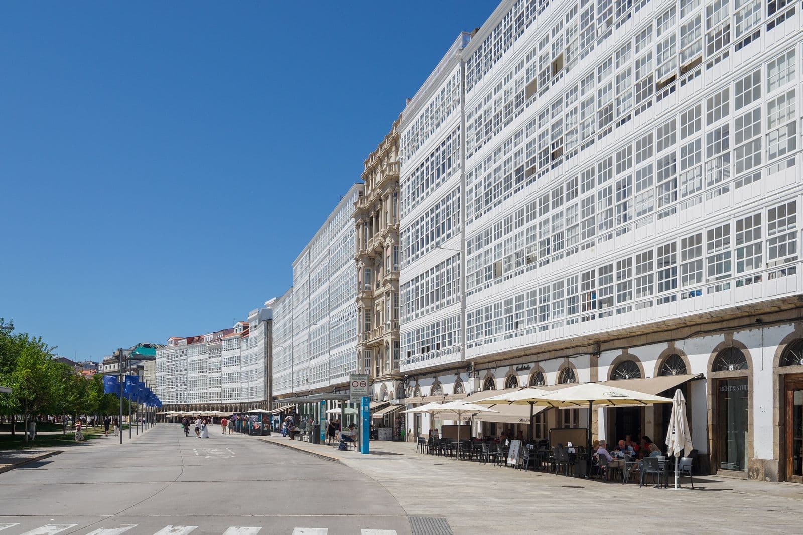 Faleza din A Coruña cu balcoanele albe din sticlă